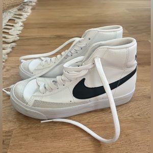YOUTH size 4. Nike Blazer Mid '77
